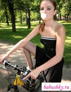 Молодая девушка на велосипеде