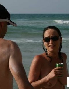Пьяная парочка нудистов на пляже