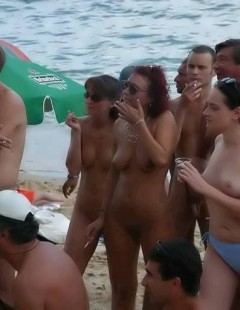 Голые девичьи тела на нудиском пляже (эротика)