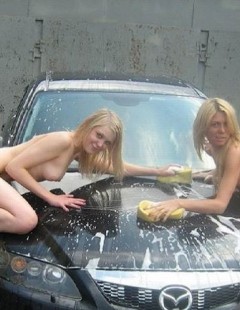 Обнаженные девчонки моют машину (15 фото эротики)