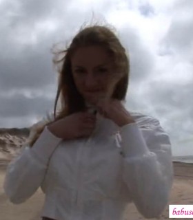 Киска раздетой девчонки на песке  (16 фото эротики)