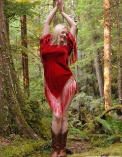 Крупная голая задница раздетой дамы в лесу  (16 фото эротики)